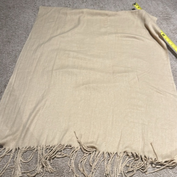 Beautiful lot of designer scarfs selling as a bundle - Picture 10 of 17